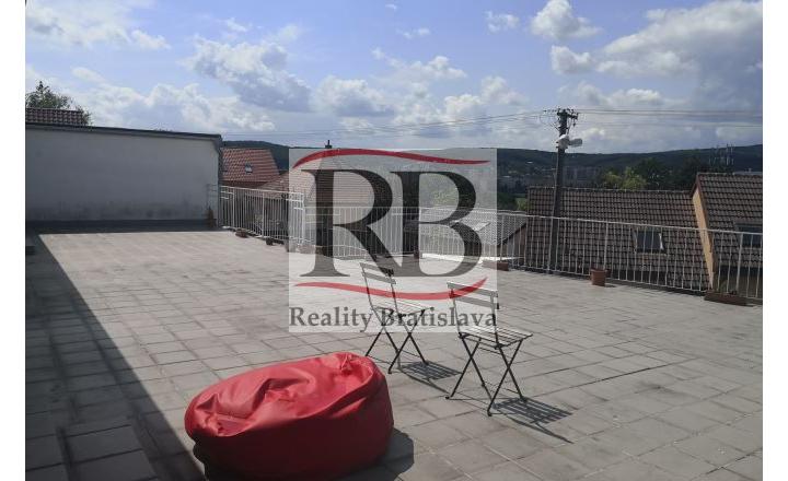 Dom vhodný aj na bývanie aj na podnikanie - fotografia 9