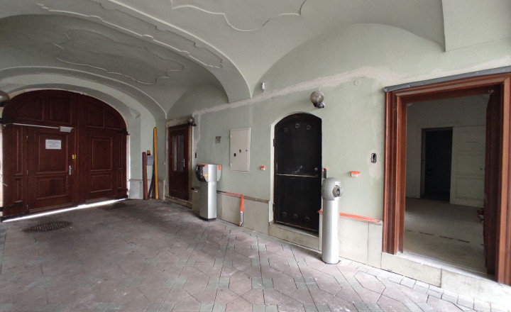 Priestor na prízemí, s vlastným vstupom 79,15m2 v centre na Panenskej ulici - Staré Mesto - fotografia 1
