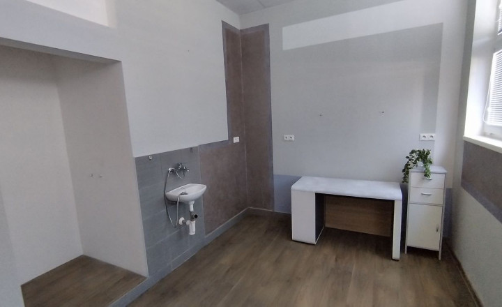 Investičná príležitosť – kompletne zrekonštruovaná ubytovňa pri železničnej stanici v Smoleniciach - fotografia 3