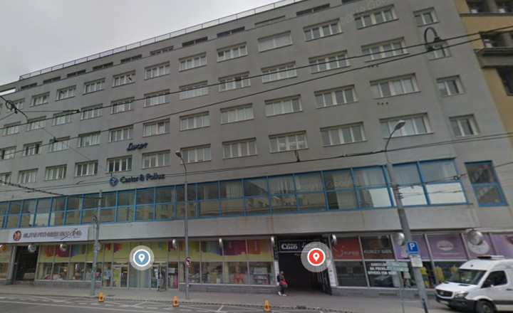 Obchodný priestor s veľkými výkladmi v centre STARÉHO MESTA, Štúrova-Bratislava I