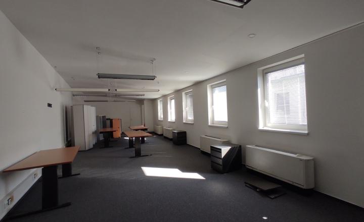 Kancelársky celok v reprezentatívnom historickom objekte v centre, 193,8 m2 - fotografia 11