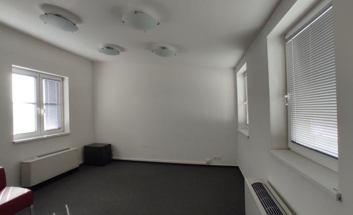 Kancelársky celok v reprezentatívnom historickom objekte v centre, 193,8 m2 - fotografia 15