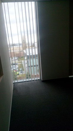 Samostatný kancelársky celok 107m² v blízkosti letiska na prenájom - fotografia 7