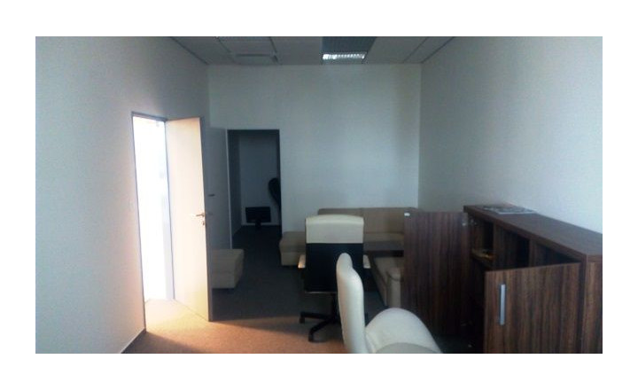 Samostatný kancelársky celok 107m² v blízkosti letiska na prenájom - fotografia 8
