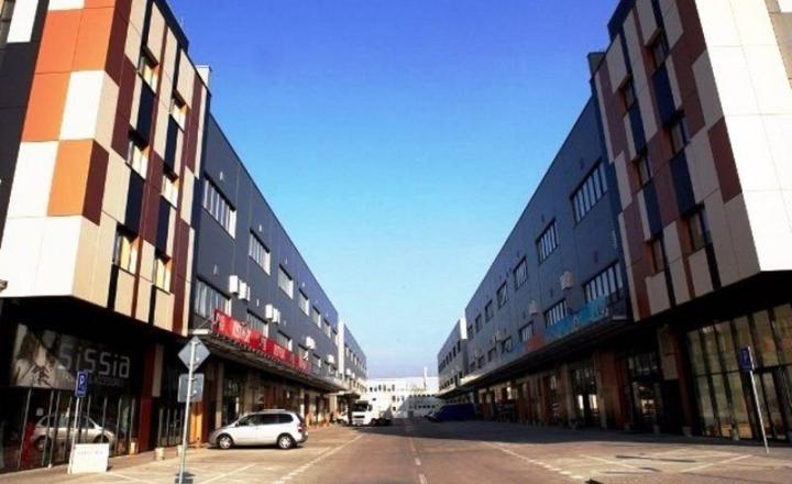 Obchodný priestor 375m² v Golden City na prenájom - fotografia 1