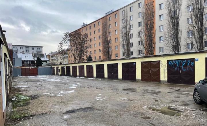 Na predaj garáž na Varšavskej ulici v Novom Meste - fotografia 1