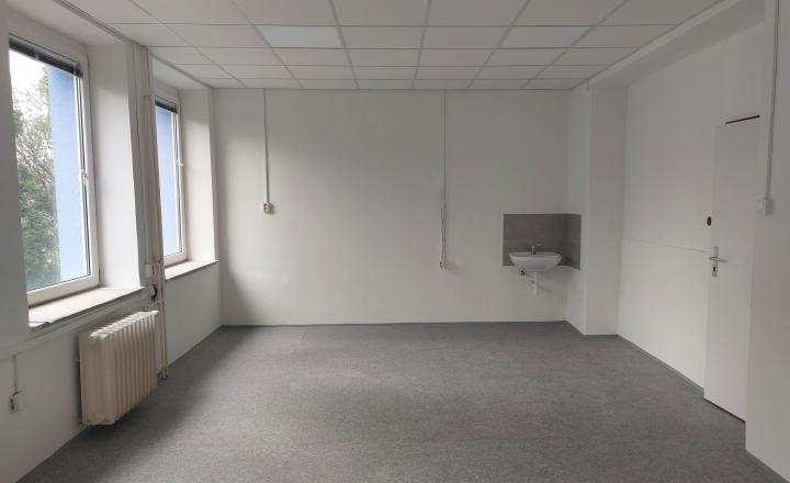 Na prenájom kancelária s rozlohou 28 m2 v Trenčíne Za mostami - fotografia 2