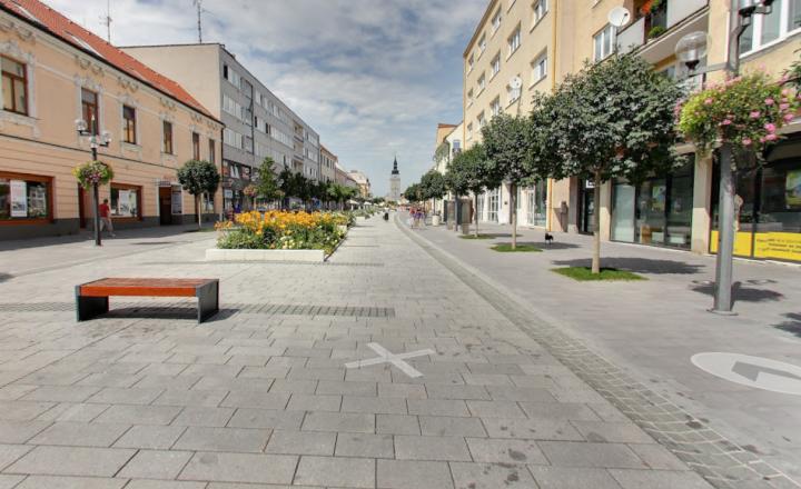 Prenájom - Obchodné priestory s výkladom na pešiu zónu, Hlavná ulica Trnava, 150m2