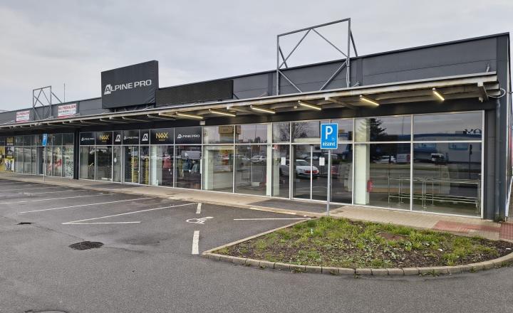 SHOWROOM/Obchodný priestor v nákupnom centre v lokalite Kamenné Pole - Liptovský Mikuláš, 484,05m2