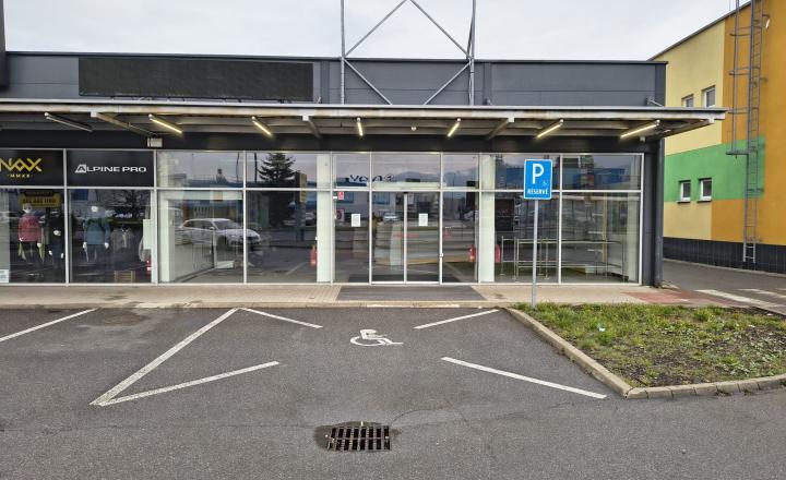 SHOWROOM/Obchodný priestor v nákupnom centre v lokalite Kamenné Pole - Liptovský Mikuláš, 484,05m2 - fotografia 1
