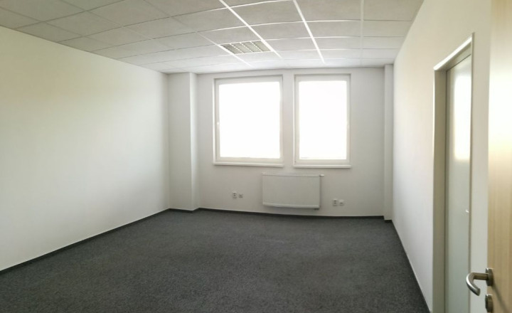 Prenájom samostatnej kancelárie o výmere 22 m² v zrekonštruovanej budove - Trenčín