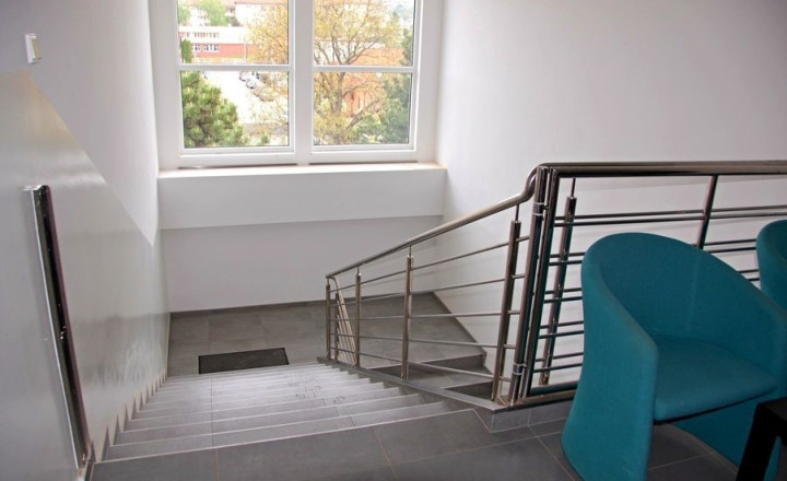 Prenájom samostatnej kancelárie o výmere 22 m² v zrekonštruovanej budove - Trenčín - fotografia 2