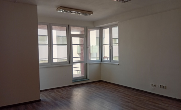 Administratívne priestory so súkromnou terasou v centre Trenčína na prenájom