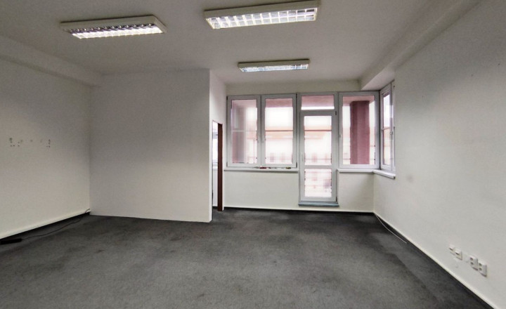 Administratívne priestory so súkromnou terasou v centre Trenčína na prenájom - fotografia 1