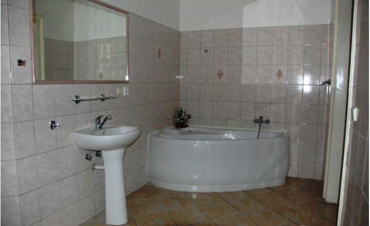 28 m2 až 168 m2 - Obchodné priestory na prenájom, Trenčín-centrum - fotografia 1