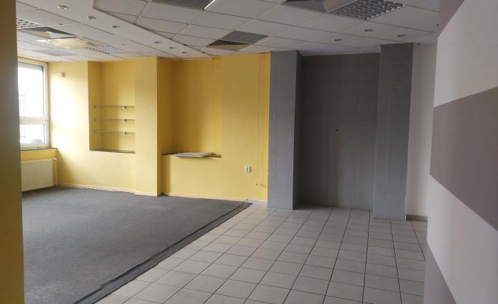 Na prenájom obchodné priestory o celkovej výmere 53 m2 v Trenčine - fotografia 1