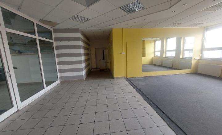 Na prenájom obchodné priestory o celkovej výmere 53 m2 v Trenčine - fotografia 2