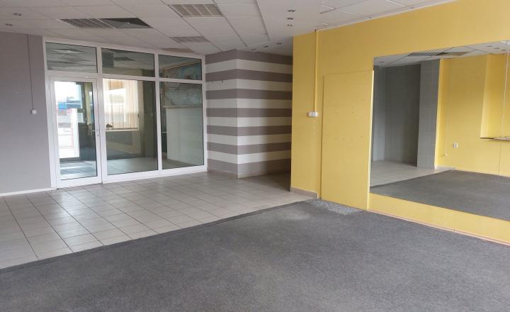 Na prenájom obchodné priestory o celkovej výmere 53 m2 v Trenčine - fotografia 3