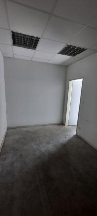 Na prenájom skladový priestor vo veľkosti 441m2 - fotografia 1