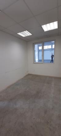 Na prenájom skladový priestor vo veľkosti 441m2 - fotografia 2