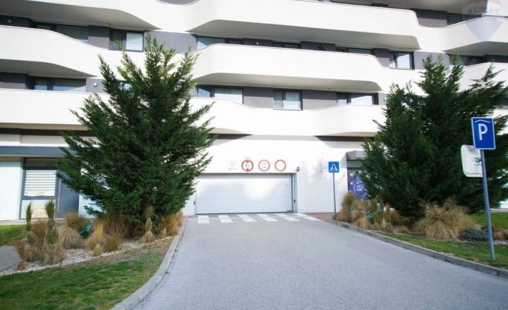 Na predaj vnútorné parkovacie státie o výmere 12 m2 v bytovom komplexe Matador 