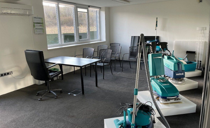 Na predaj nadštandardné administratívno-skladové priestory vo Svätom Jure vrátane pozemku 2086 m2 - fotografia 2