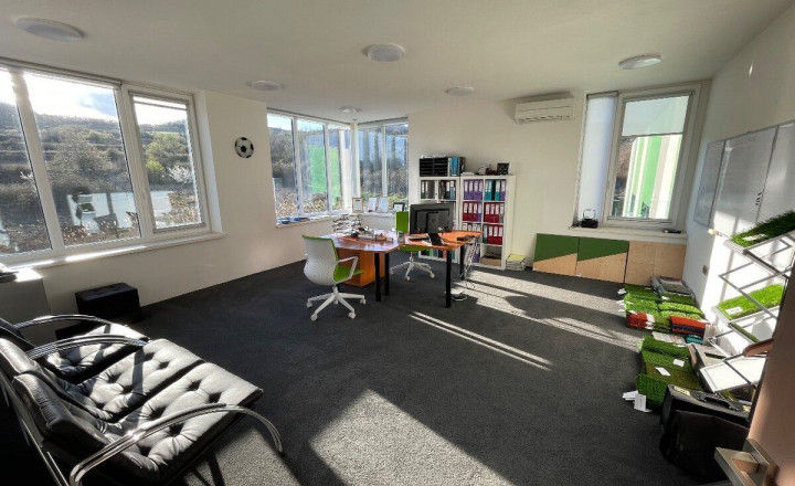 Na predaj nadštandardné administratívno-skladové priestory vo Svätom Jure vrátane pozemku 2086 m2 - fotografia 4
