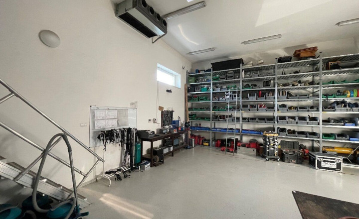 Na predaj nadštandardné administratívno-skladové priestory vo Svätom Jure vrátane pozemku 2086 m2 - fotografia 6