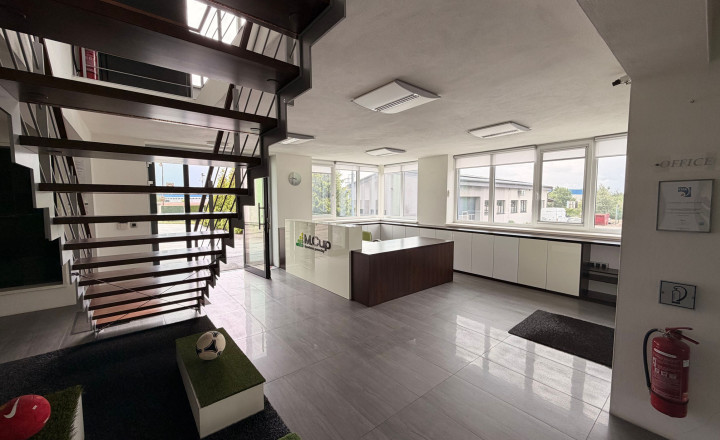 Na predaj nadštandardné administratívno-skladové priestory vo Svätom Jure vrátane pozemku 2086 m2 - fotografia 9