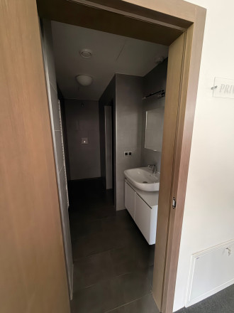 Na predaj nadštandardné administratívno-skladové priestory vo Svätom Jure vrátane pozemku 2086 m2 - fotografia 12