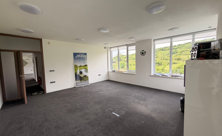Na predaj nadštandardné administratívno-skladové priestory vo Svätom Jure vrátane pozemku 2086 m2 - fotografia 13