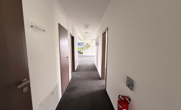 Na predaj nadštandardné administratívno-skladové priestory vo Svätom Jure vrátane pozemku 2086 m2 - fotografia 14
