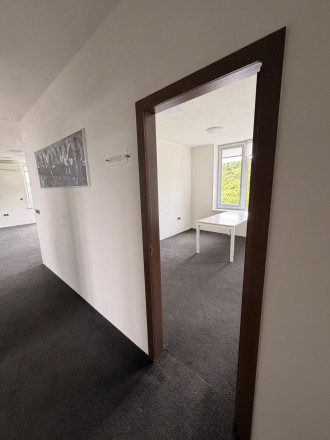 Na predaj nadštandardné administratívno-skladové priestory vo Svätom Jure vrátane pozemku 2086 m2 - fotografia 15
