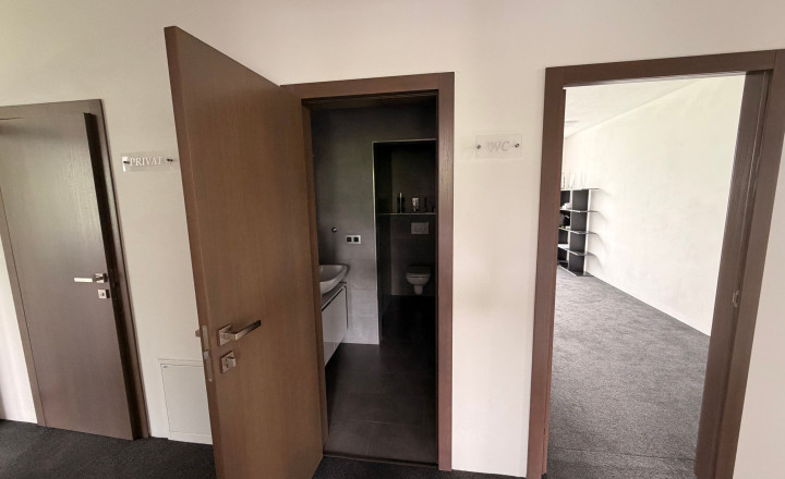 Na predaj nadštandardné administratívno-skladové priestory vo Svätom Jure vrátane pozemku 2086 m2 - fotografia 16
