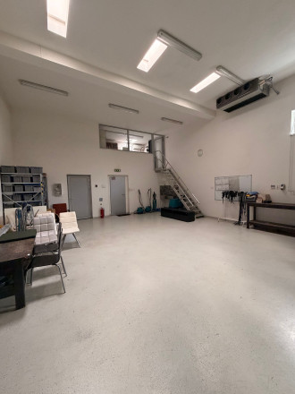 Na predaj nadštandardné administratívno-skladové priestory vo Svätom Jure vrátane pozemku 2086 m2 - fotografia 22