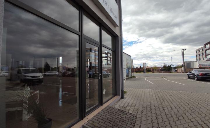 Obchodný priestor 78m2 s PARKINGOM a výkladmi do frekventovanej cesty, Ulica Svornosti - fotografia 1