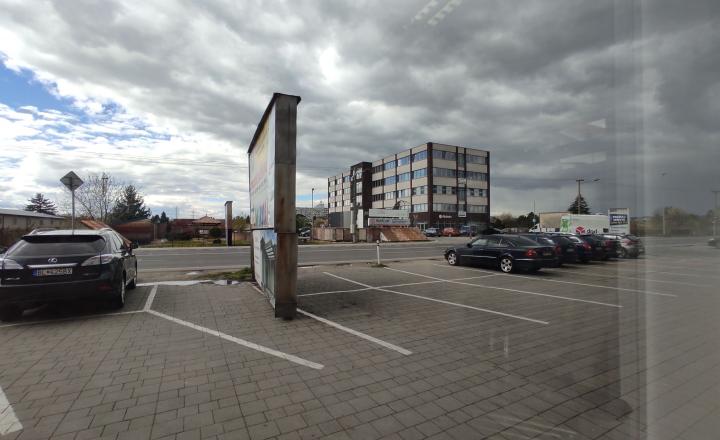 Obchodný priestor 78m2 s PARKINGOM a výkladmi do frekventovanej cesty, Ulica Svornosti - fotografia 3