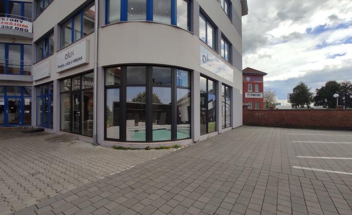 Obchodný priestor 78m2 s PARKINGOM a výkladmi do frekventovanej cesty, Ulica Svornosti - fotografia 4