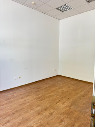  Na prenájom kvalitný obchodný priestor s výmerou 138 m² na ul. Hattalova - fotografia 4