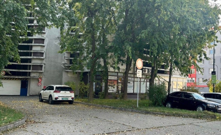 Na predaj priestranná nadrozmerná garáž v parkovacom dome na Medveďovej ulici v Petržalke - fotografia 1