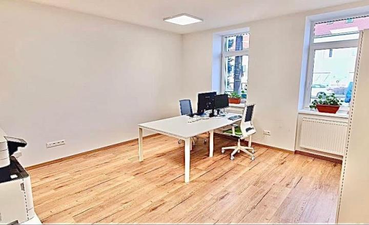 22 m2 kancelária s parkovaním na prenájom - Trenčín