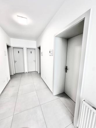 22 m2 kancelária s parkovaním na prenájom - Trenčín - fotografia 1