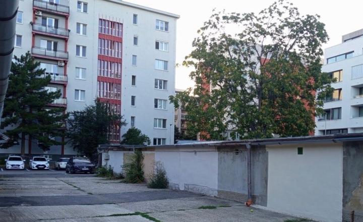 Na predaj murovaná radová garáž na Haburskej ulici v Bratislave