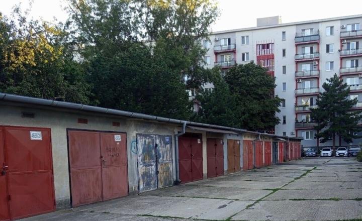 Na predaj murovaná radová garáž na Haburskej ulici v Bratislave - fotografia 1