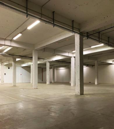 Skladové priestory 740m2 na poschodí objektu na prenájom, nákladný výťah/nakladacia rampa, RAČA