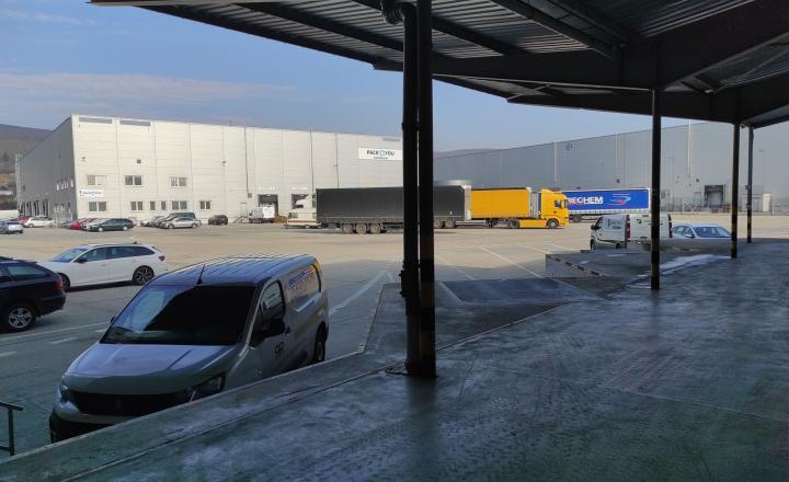 Skladové priestory 740m2 na poschodí objektu na prenájom, nákladný výťah/nakladacia rampa, RAČA - fotografia 1
