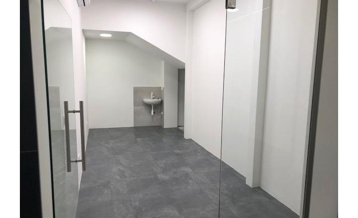 Prenájom – 20m2 obchodný priestor v AFK - fotografia 1