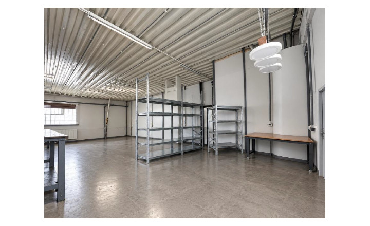 NA PRENÁJOM  – Multifunkčný obchodno skladový priestor s chladiacim boxom  (140 m²)