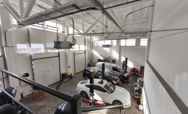 Hala na ľahkú výrobu / autoservis 225 m2 + 154 m2 plocha pred halou