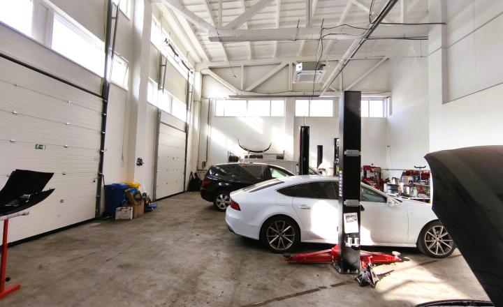 Hala na ľahkú výrobu / autoservis 225 m2 + 154 m2 plocha pred halou - fotografia 1